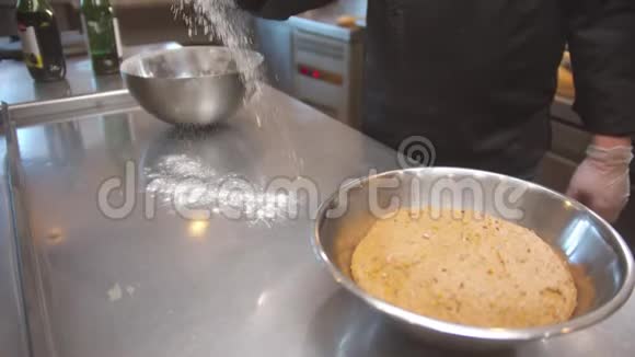 厨师在餐厅厨房做面包视频的预览图