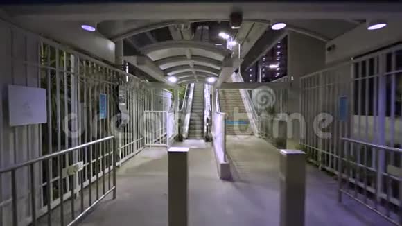 上迈阿密地铁站台的自动扶梯视频的预览图