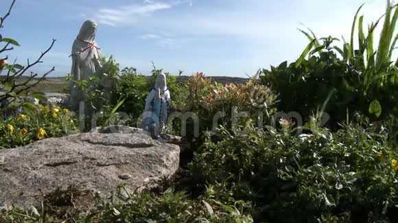 花园里的宗教雕像视频的预览图