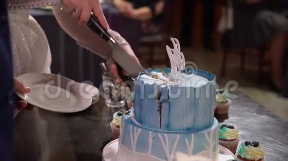 新郎新娘切结婚蛋糕视频的预览图