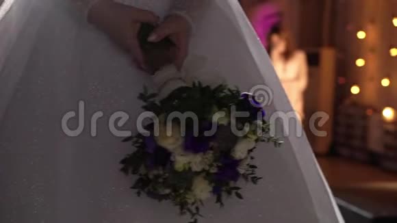 新娘准备在婚礼上扔新娘花束视频的预览图