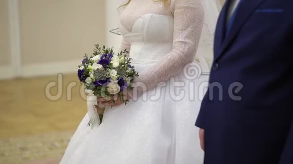 新郎新娘出席婚礼抱着花束的女孩视频的预览图