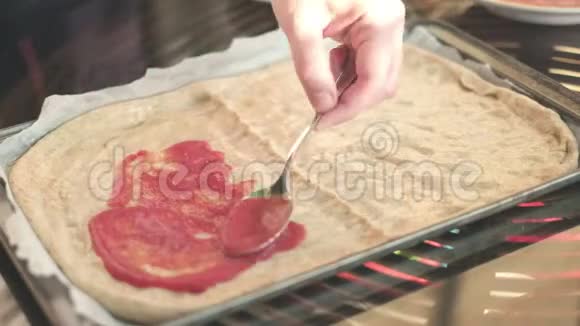 自制乡村披萨意大利烹饪背景将番茄和马拉奶酪放在面包片上视频的预览图