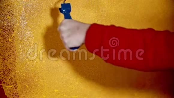 重新粉刷一面深黄色的红墙视频的预览图