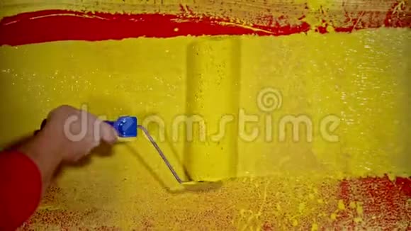 用滚筒画黄色的墙视频的预览图