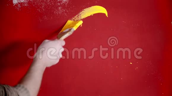 一个人在红墙上画了一张黄色油漆的笑脸视频的预览图