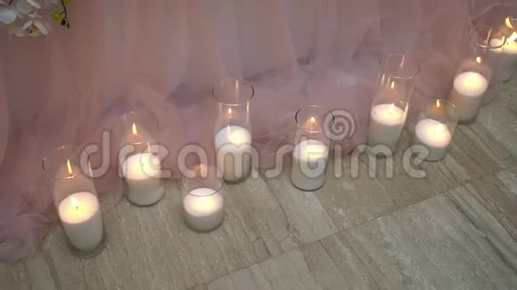 为节日装饰的地板上的蜡烛视频的预览图