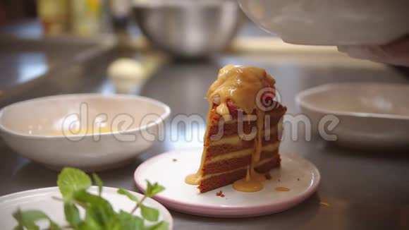 厨师在蛋糕上倒入甜酱上桌过程视频的预览图