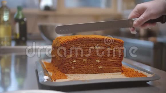 厨师用蜂蜜蛋糕切一大块视频的预览图