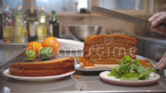 厨师用刀子切出一大块蜂蜜蛋糕视频的预览图