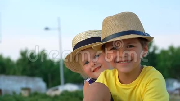 戴帽子的男孩和女孩正对着镜头微笑视频的预览图