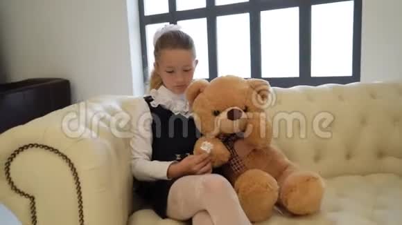 带着泰迪熊的小女孩快乐童年的概念ch视频的预览图
