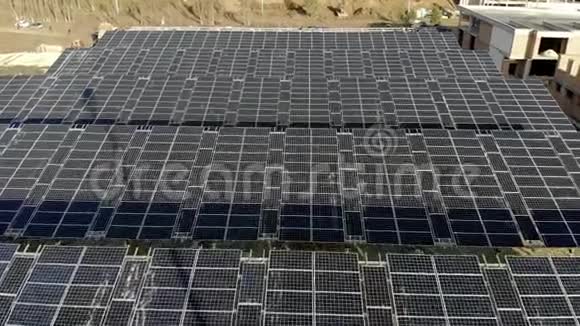 建造太阳能发电厂和安装太阳能电池板的空中盘旋视图建筑视频的预览图