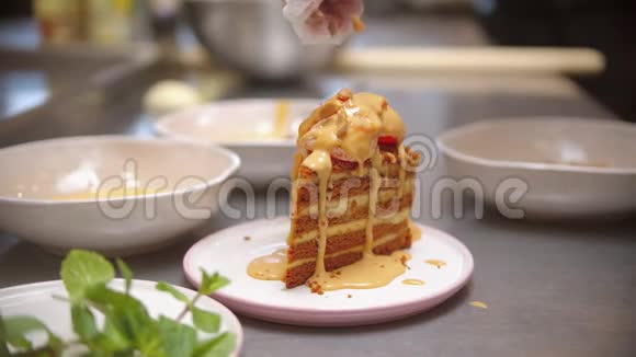 厨师用坚果撒一块蛋糕视频的预览图