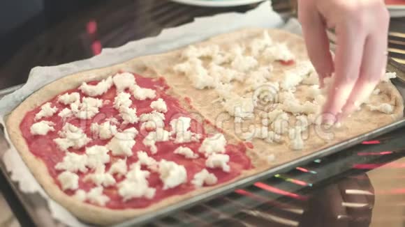 自制乡村披萨意大利烹饪背景双手将莫扎雷拉放在面包片上视频的预览图