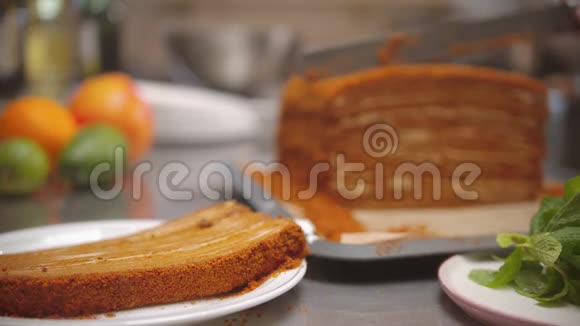 厨师用蜂蜜蛋糕切一大块视频的预览图