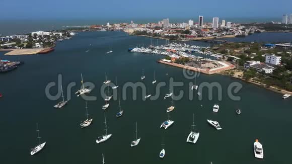 从卡塔赫纳湾的码头俯瞰古老城市的壮丽景色加勒比海景色视频的预览图