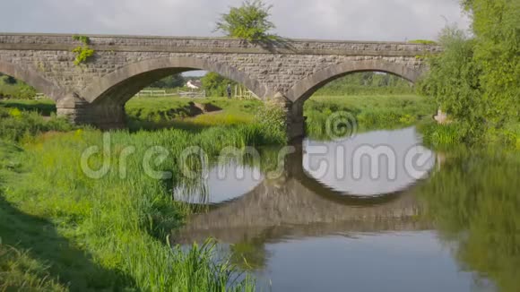 在农村的水路上的一座桥视频的预览图