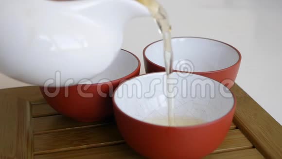 茶师将发酵好的绿茶倒入茶杯中中国传统文化元素特写视频的预览图