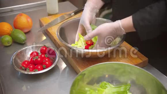 厨师在餐厅厨房做沙拉视频的预览图