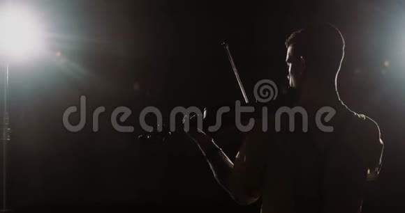 男职业小提琴手从舞台上演奏小提琴后视视频的预览图