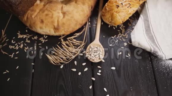 女人把一条新鲜面包放在桌子上背景下新鲜自制全麦面包视频的预览图