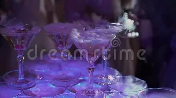 派对上的香槟酒杯金字塔塔视频的预览图