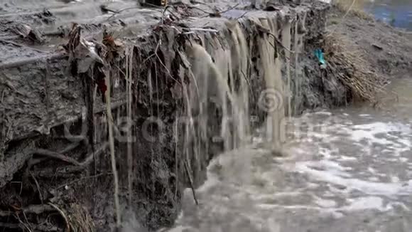 泉水的脏水像瀑布一样在石排上流入河中环境污染概念视频的预览图