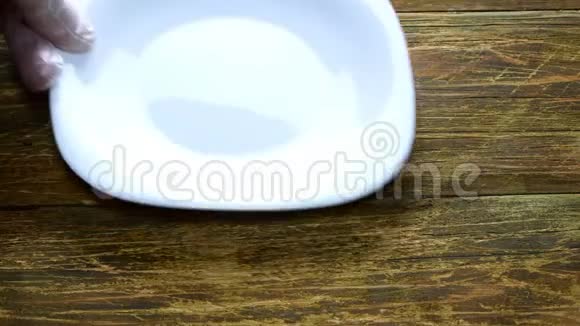 用青葱做春鸡蛋沙拉一步一步人手把沙拉放在白色盘子里视频的预览图