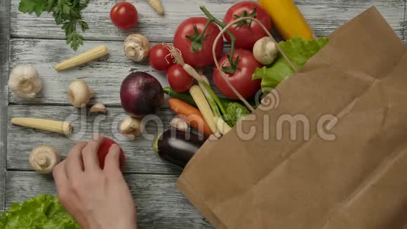 男人的手在食品杂货和蔬菜麻袋附近纺西红柿视频的预览图