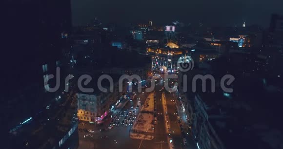 市区夜间街道的鸟瞰图视频的预览图