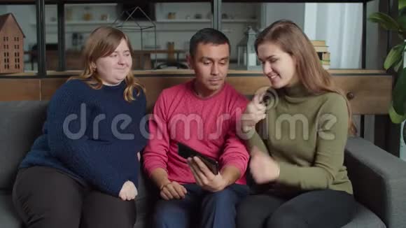 不同的聋人用手机联网视频的预览图