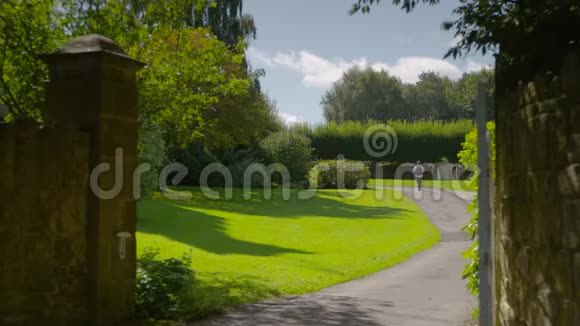 徒步旅行者走在铺好的花园小径上视频的预览图