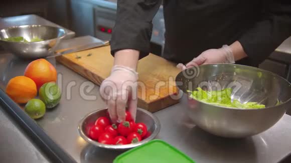 厨师切樱桃西红柿做沙拉餐厅厨房视频的预览图