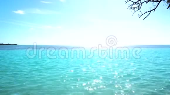 风景观赏碧蓝天空的海滨的蓝色海洋视频的预览图