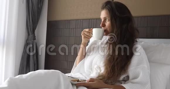 女人有早餐床视频的预览图