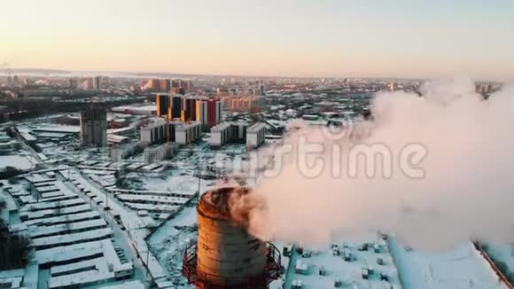 工业主题从制造管道中冒出的烟雾城市污染视频的预览图