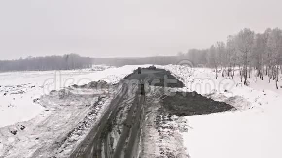 冬季道路工程的俯视图冬季农村公路建设重型施工设备上图视频的预览图