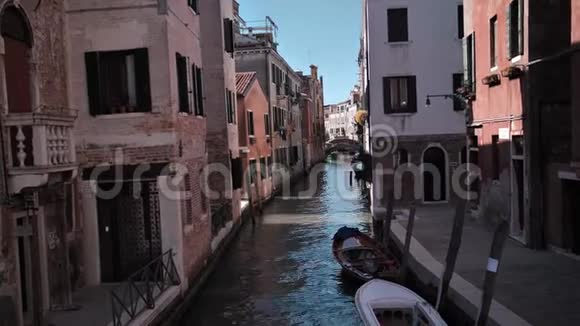 威尼斯空荡荡的小运河视频的预览图