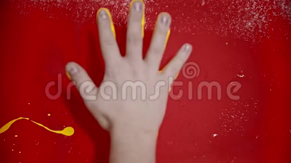 在红墙上打上一个带有亮黄色的手印视频的预览图