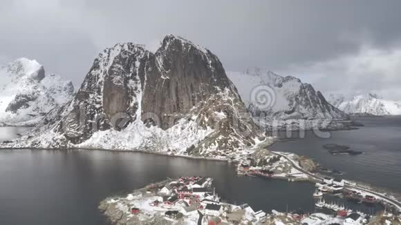 冬季挪威北部洛福滕岛汉诺伊岛的空中录像雪山通常这个雷恩区域是满的视频的预览图