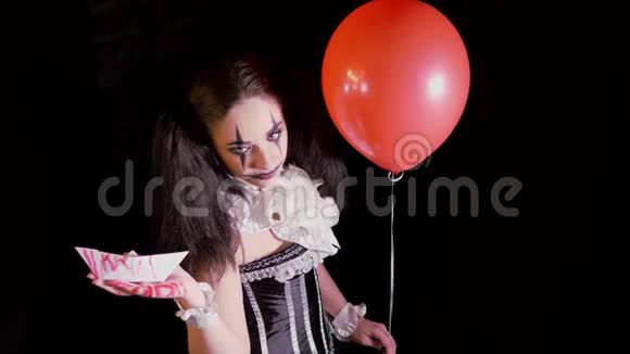 万圣节化妆很简单带着红色气球的女孩以小丑的形式那个女人用白船伸出手来视频的预览图