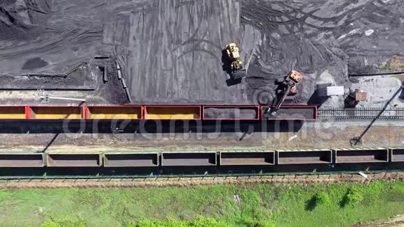 上图装载机将煤装进车里带货车的货运列车和带煤的站立列车的鸟瞰UHD4K视频的预览图