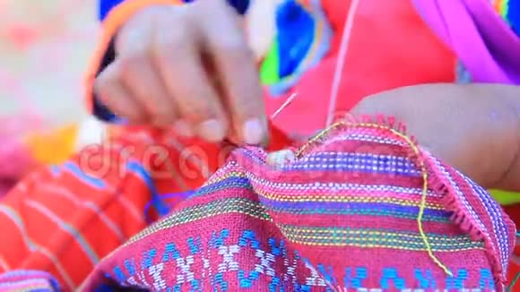 泰国北部清迈的泰国大良山部落制作服装手工艺品视频的预览图