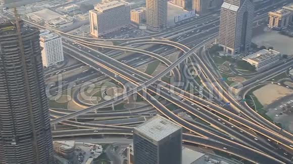 迪拜高速公路交叉口的鸟瞰图视频的预览图