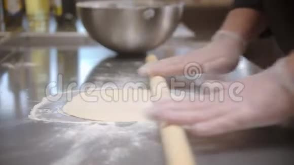 餐厅厨房做面团用擀面杖平面团视频的预览图