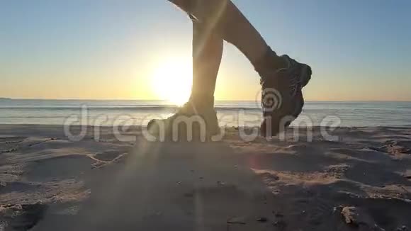 健康运动和健康在黎明时分年轻女子带着运动鞋沿着岸边和s行走在靠近地面的地方慢动作视频的预览图