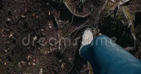 在森林小径上穿冒险靴或鞋子视频的预览图