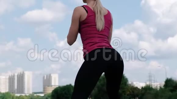 年轻的运动女性在户外做运动健身运动健身和生活方式概念视频的预览图