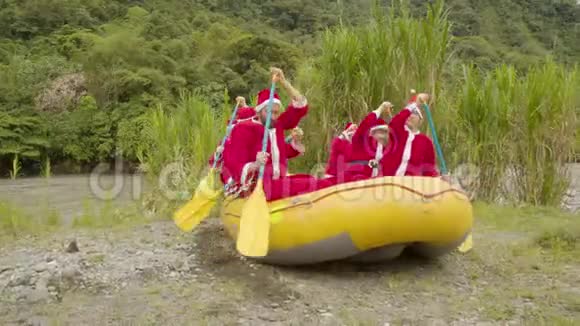 圣诞老人精灵在岸上航行视频的预览图